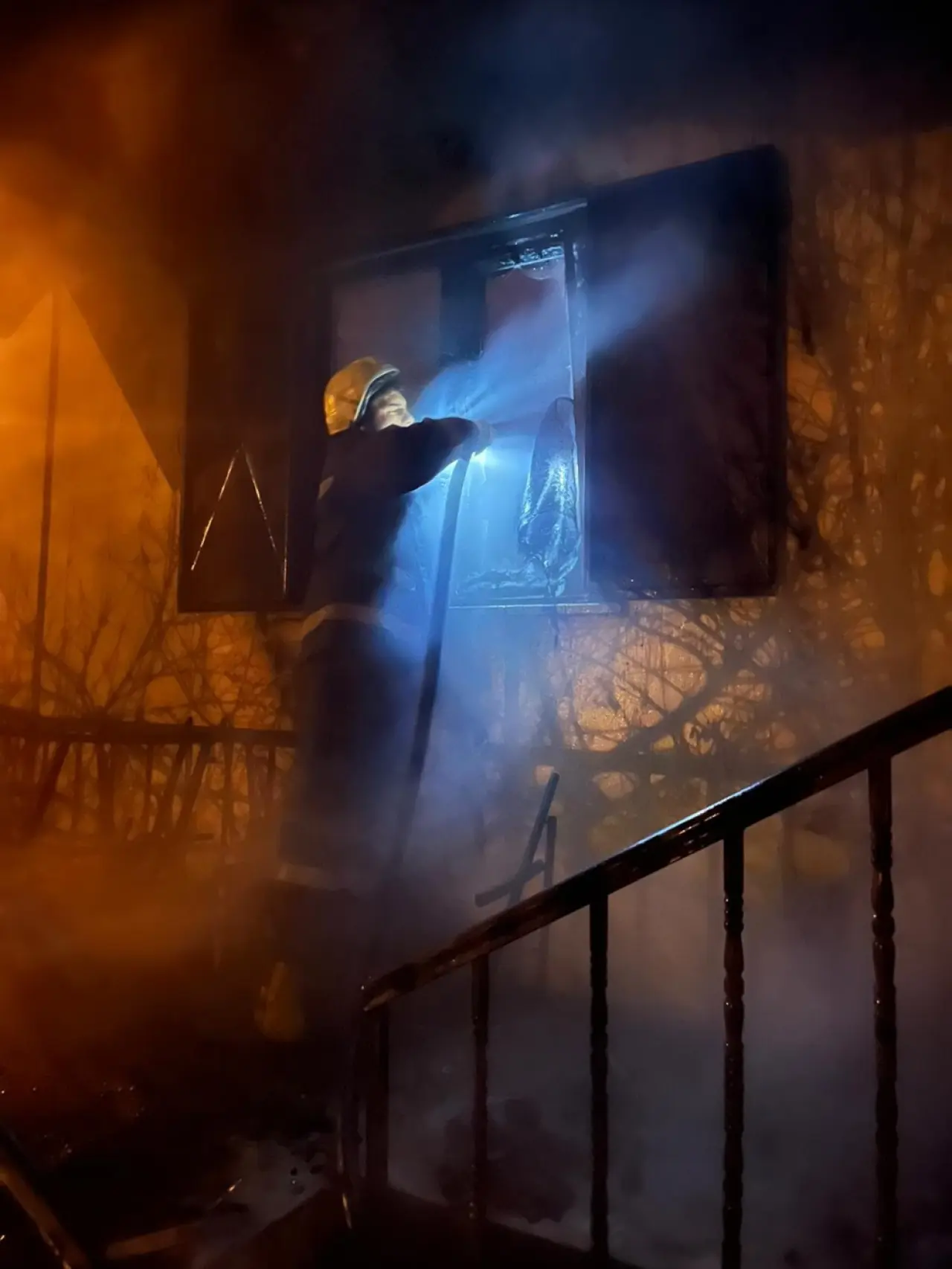 Yangına Teslim Olan Ev Küle Döndü 3