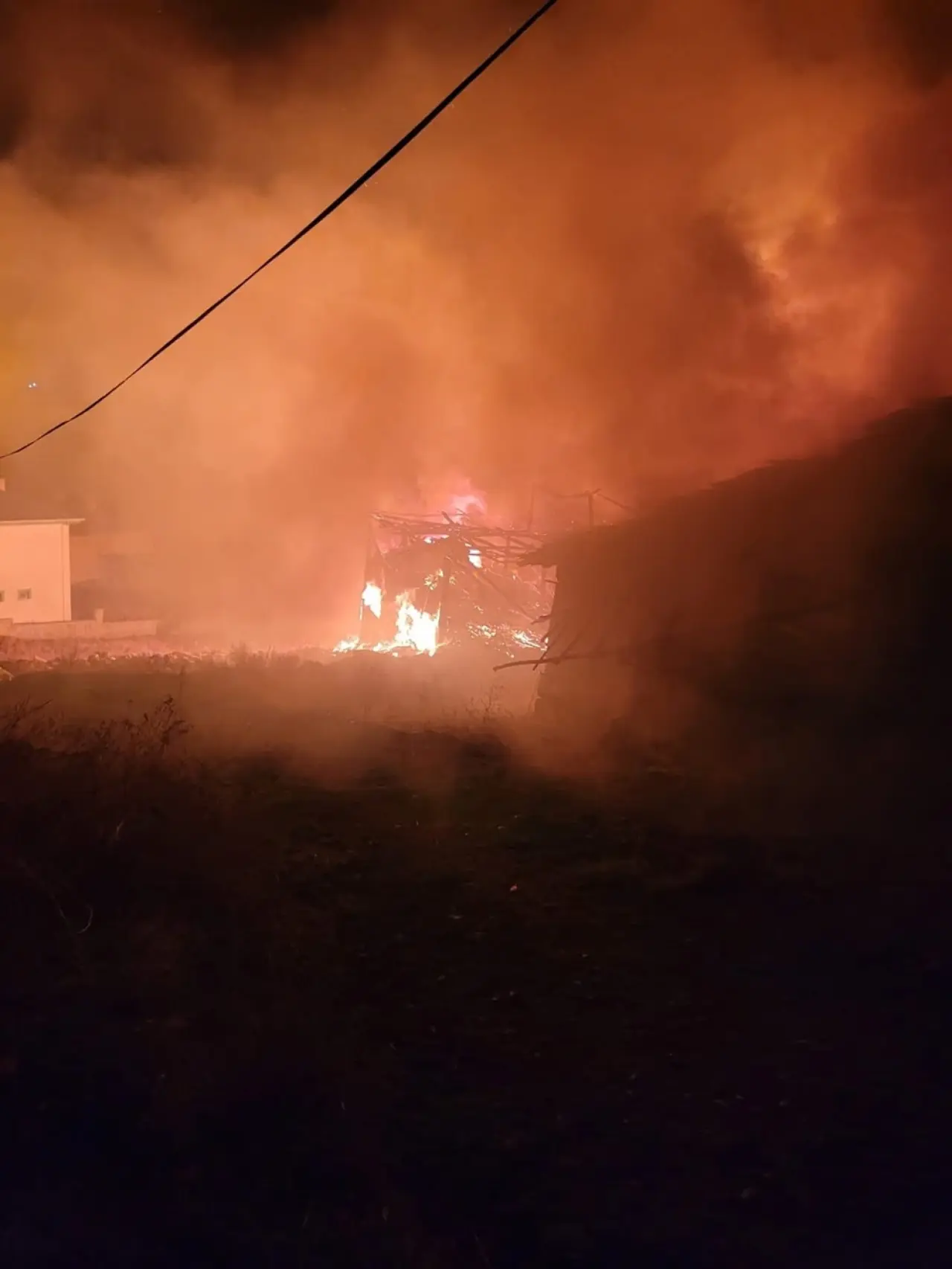 Ev, Alevlere Teslim Oldu 5