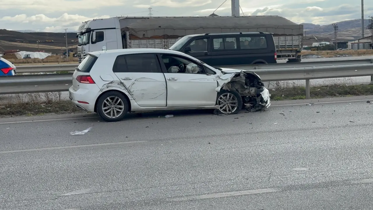 TIR’ın Otomobili Sıkıştırdığı Kaza Anı Kamerada 1