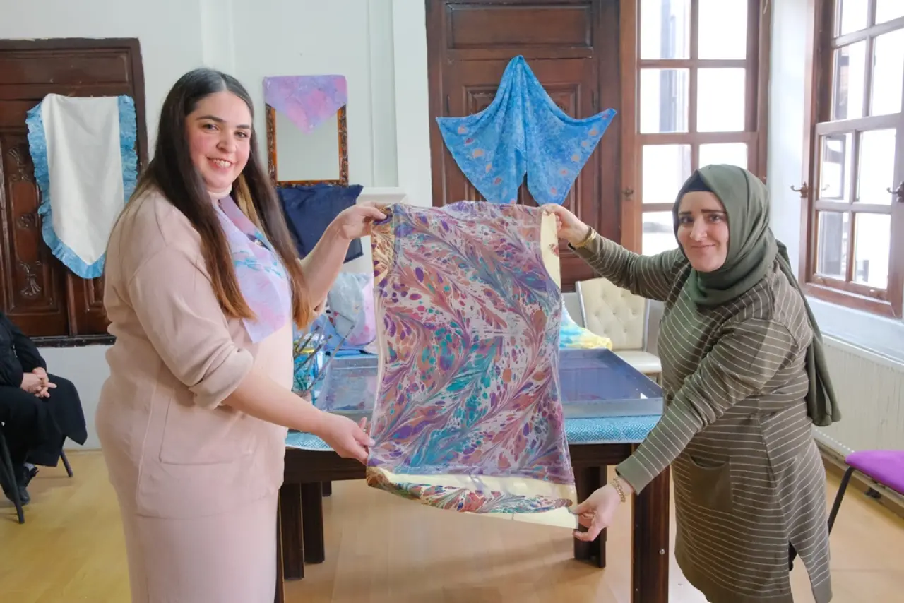 Eskiyen Kıyafetler Ebru Desenleriyle Yenileniyor 3