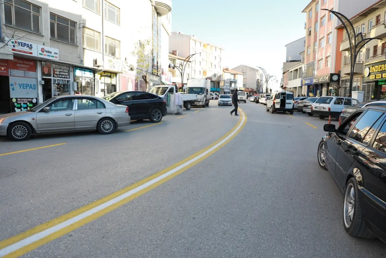 Alaca’da Caddelerin Yol Çizgileri Yenilendi 4