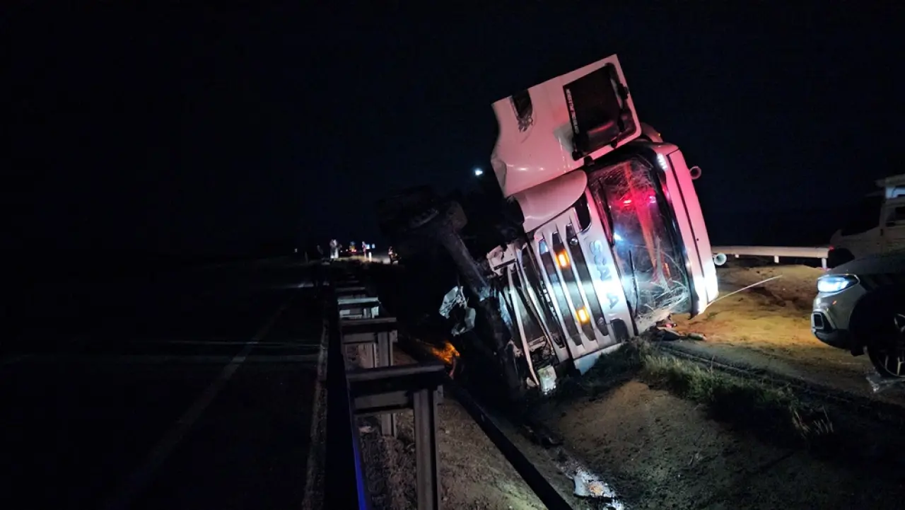 Yem Yüklü TIR Devrildi 2