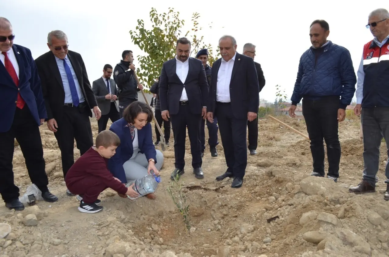 60 Meyve Fidanı Toprakla Buluşturuldu 3