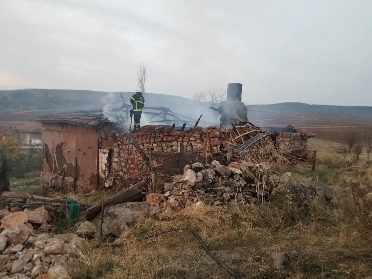 Eski Kıyafetleri Tandırda Ateşe Verdi 4