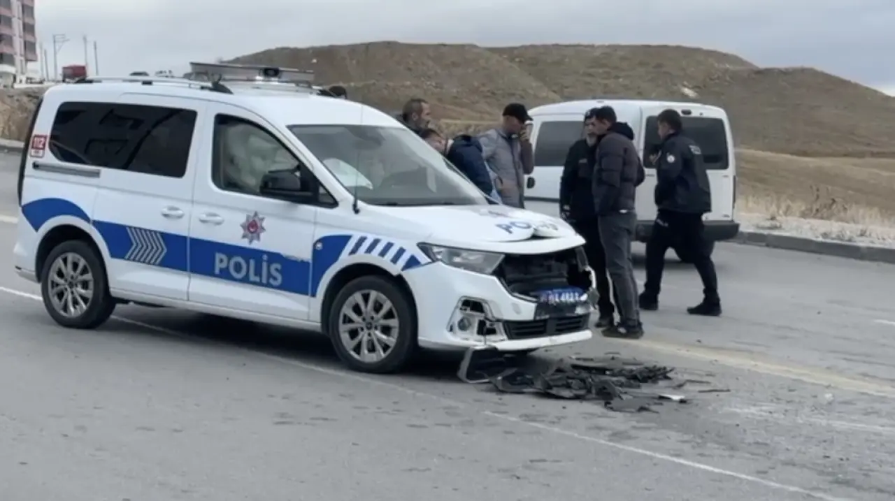 Polis Otosuyla Hafif Ticari Araç Çarpıştı 1