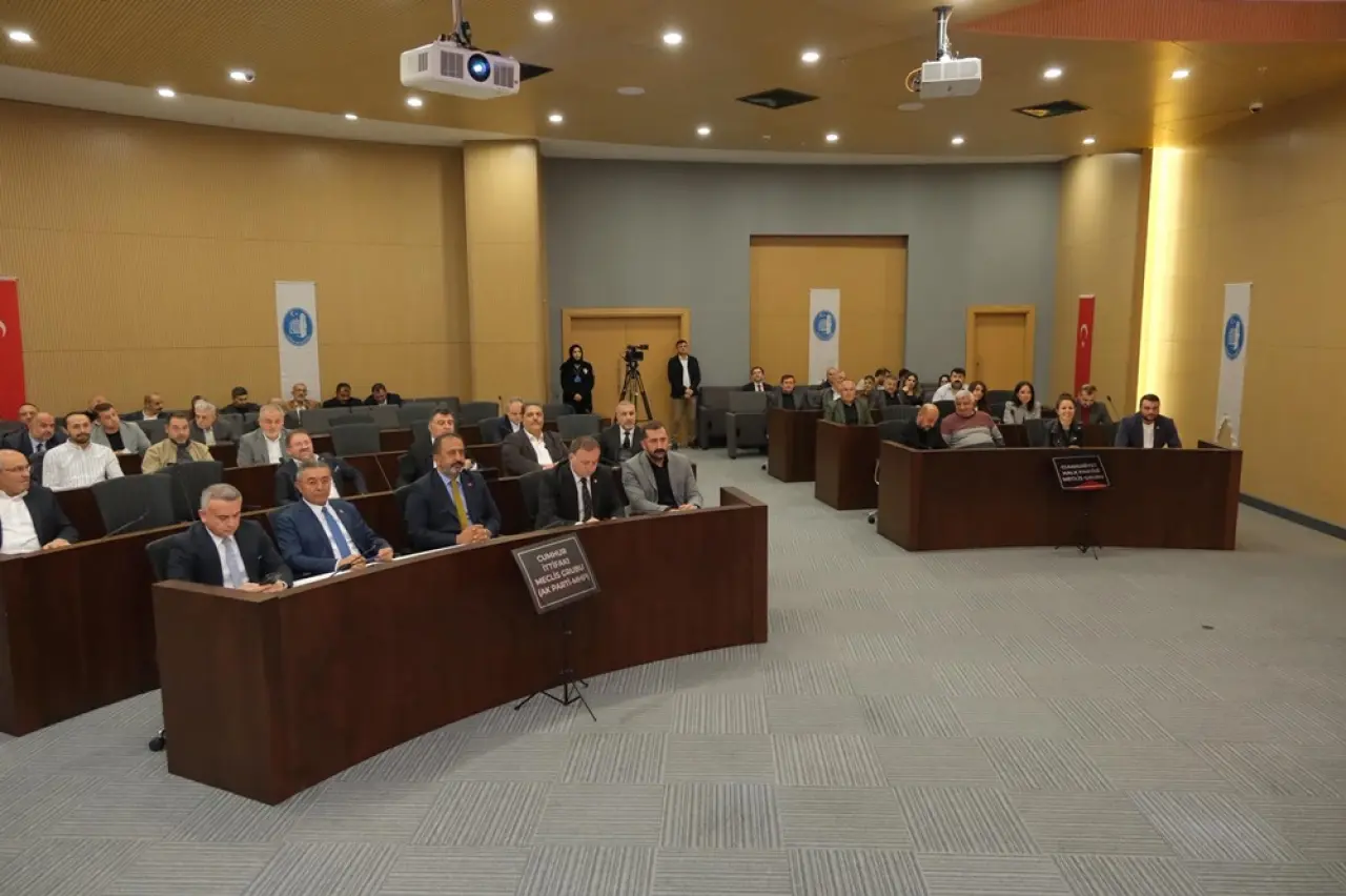 11 Okula Halı Saha, 2 Okula Spor Salonu 4