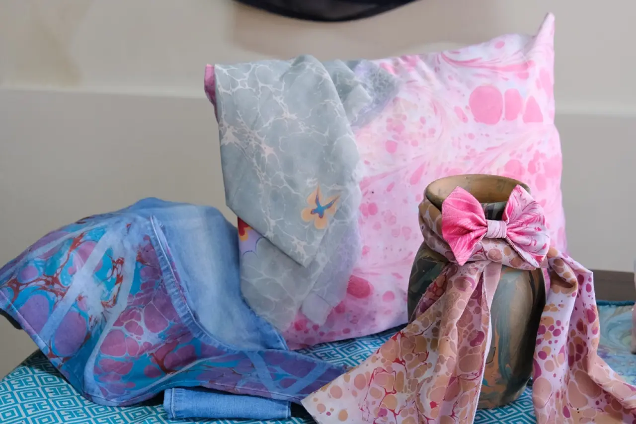 Eskiyen Kıyafetler Ebru Desenleriyle Yenileniyor 6