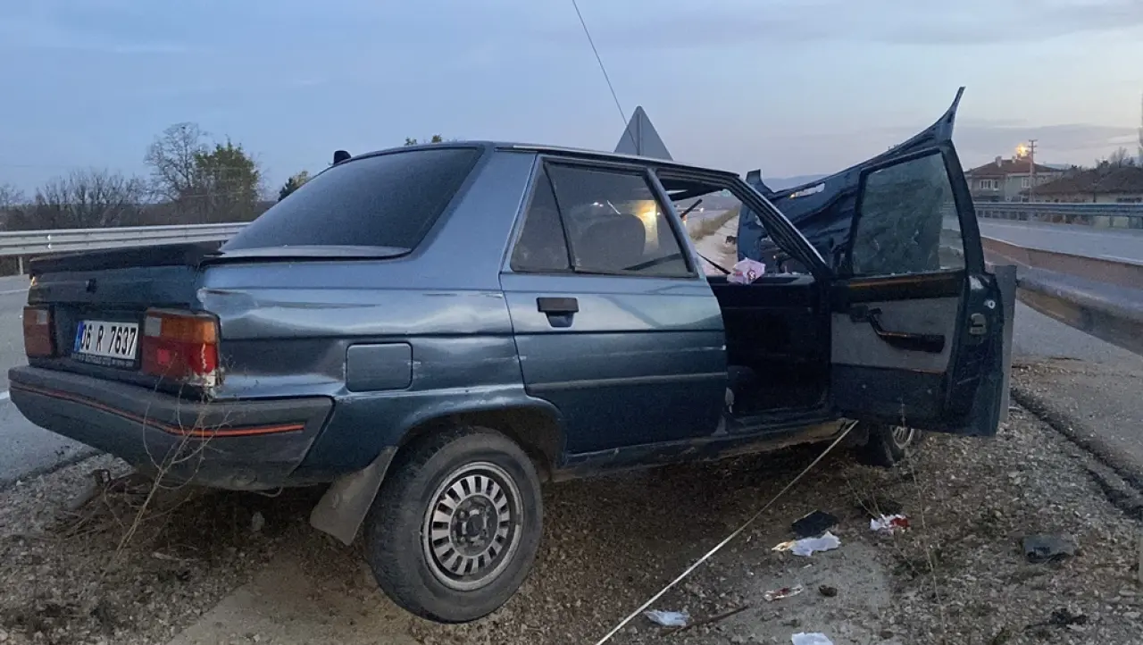 Otomobil Bariyere Çarptı: 2 Yaralı 4