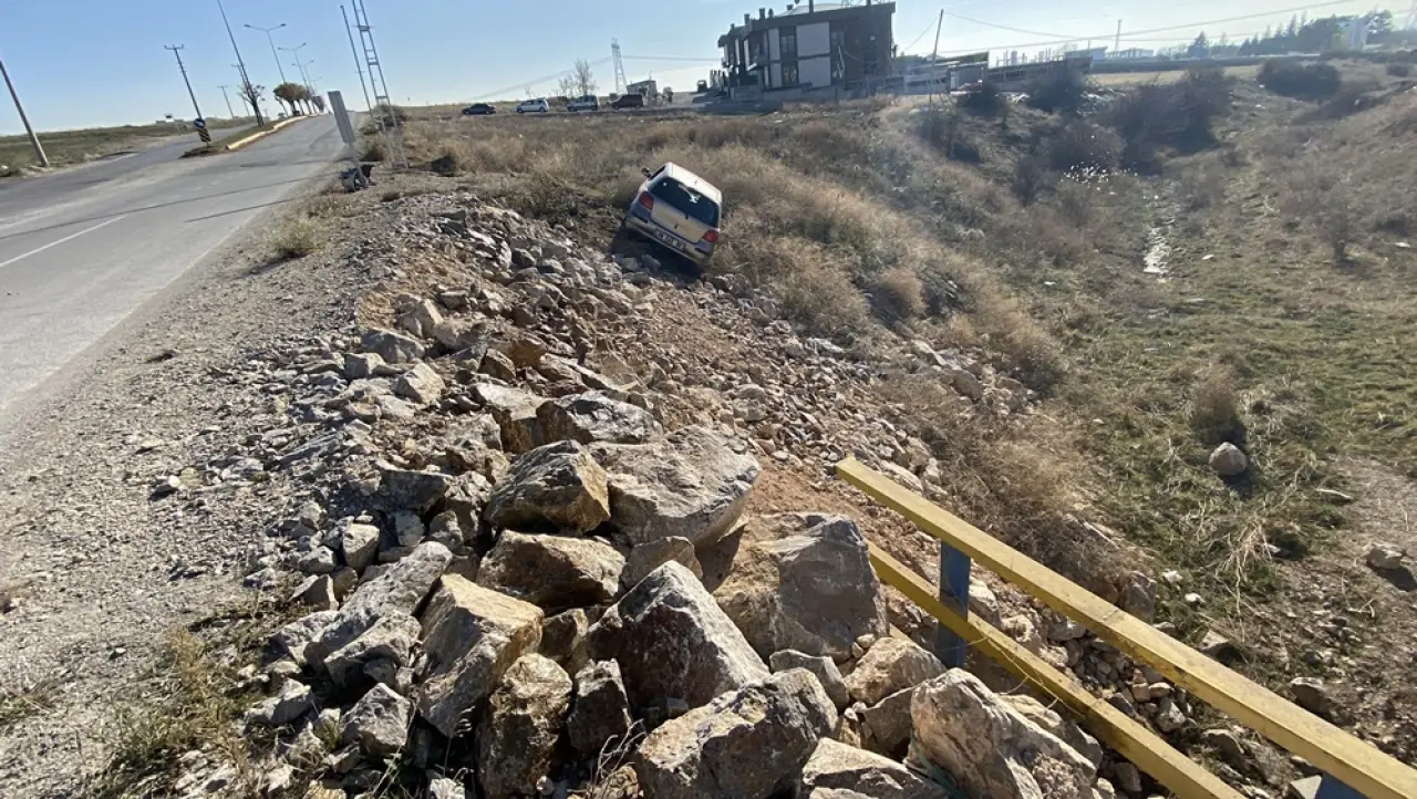 Otomobil Taşlık Alanda Asılı Kaldı 3