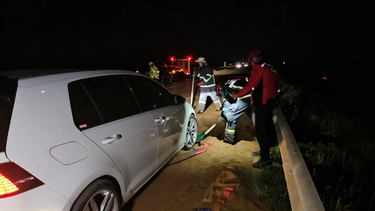 Yem Yüklü TIR Devrildi 5