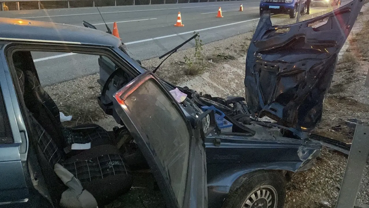 Otomobil Bariyere Çarptı: 2 Yaralı 5