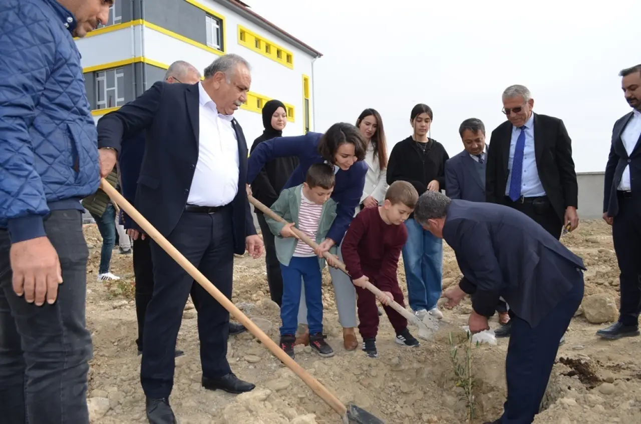 60 Meyve Fidanı Toprakla Buluşturuldu 2