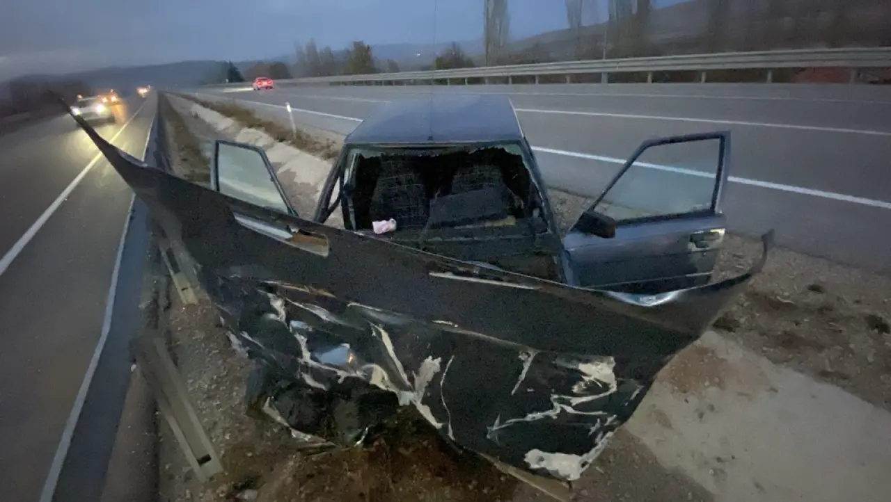 Otomobil Bariyere Çarptı: 2 Yaralı 3