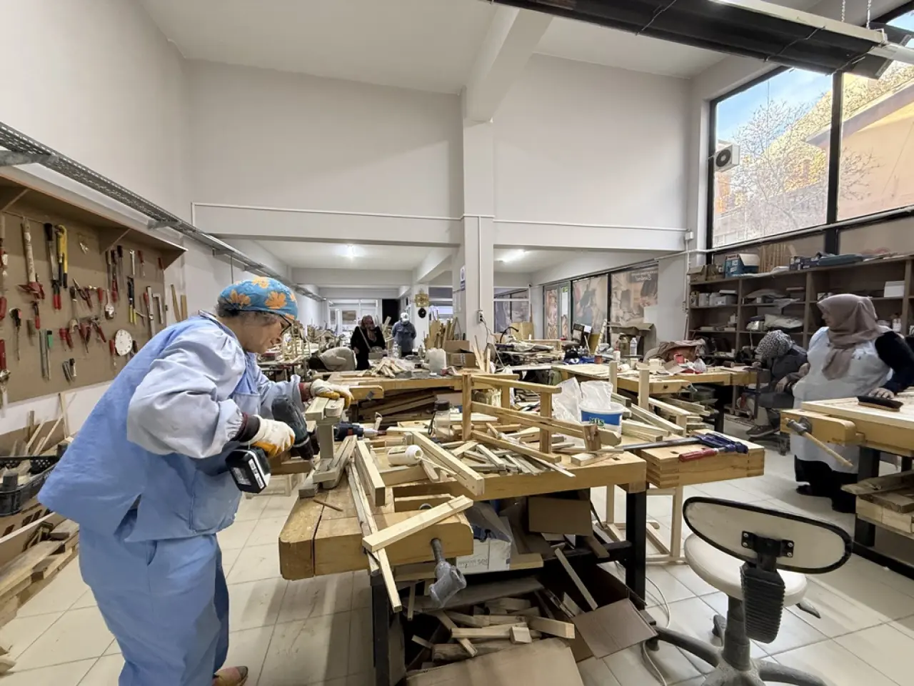 Kadınlar Ahşap Atölyesinde Hem Öğreniyor Hem Üretiyor 1