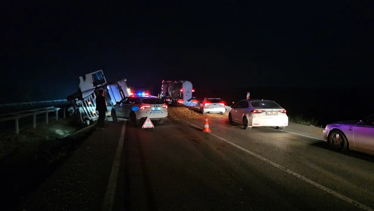 Yem Yüklü TIR Devrildi 3