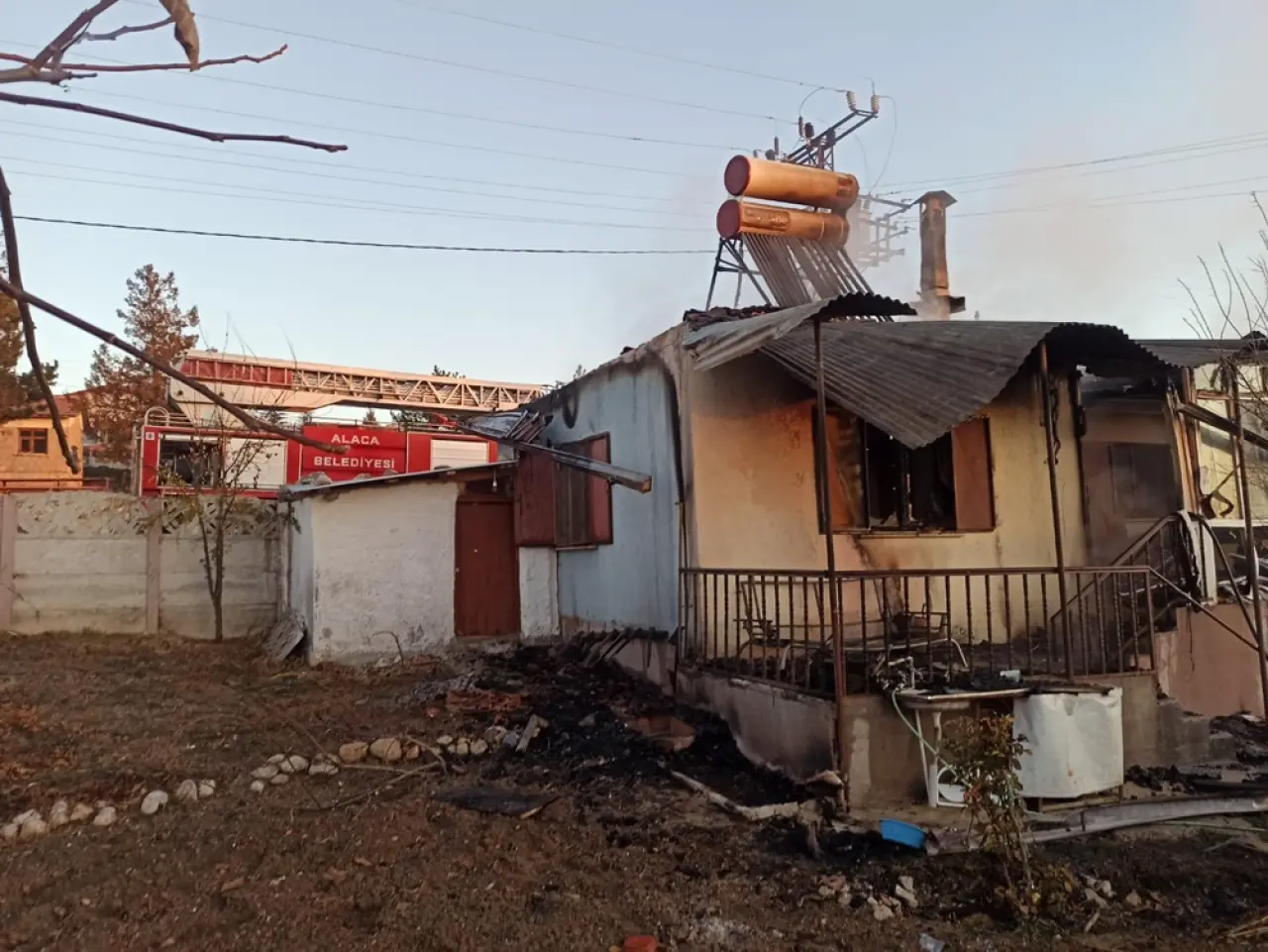 Yangına Teslim Olan Ev Küle Döndü 1