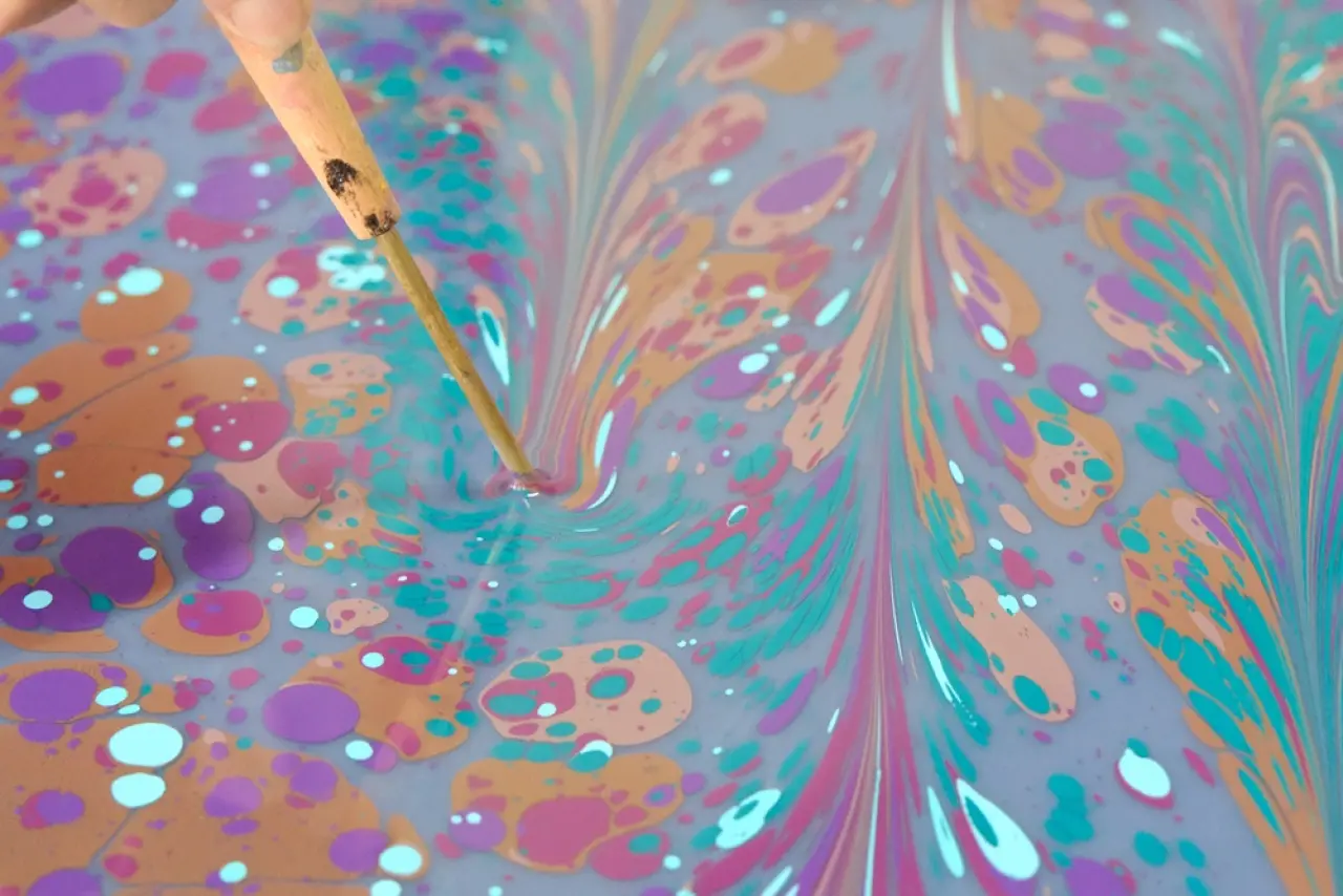 Eskiyen Kıyafetler Ebru Desenleriyle Yenileniyor 5