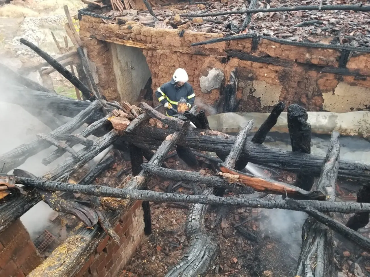 Eski Kıyafetleri Tandırda Ateşe Verdi 2