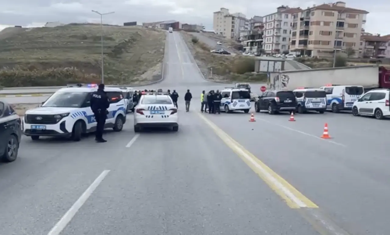 Polis Otosuyla Hafif Ticari Araç Çarpıştı 2