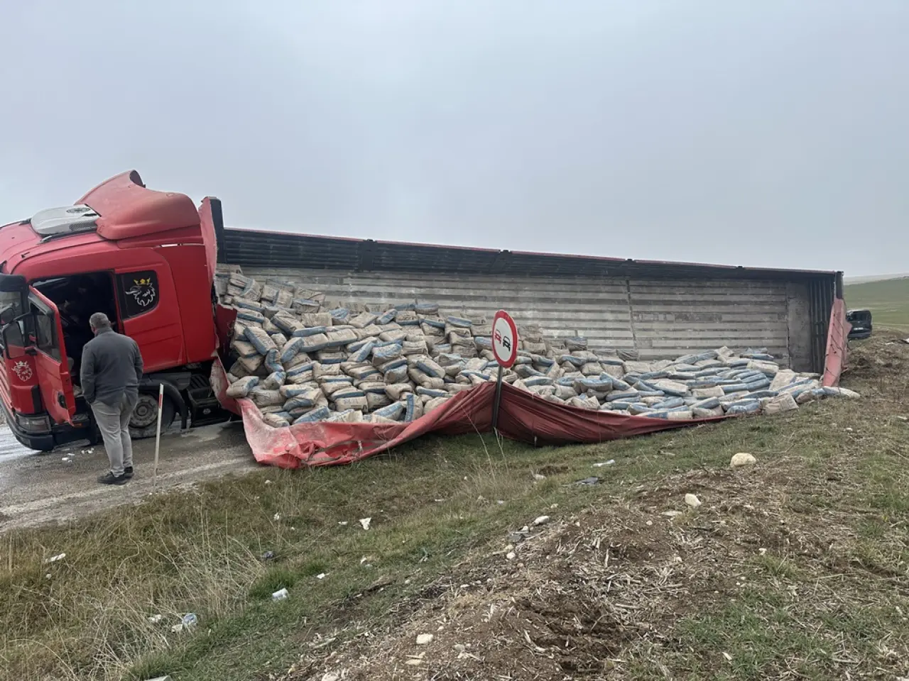 Tır Dorsesi Üzerlerine Devrildi! 3