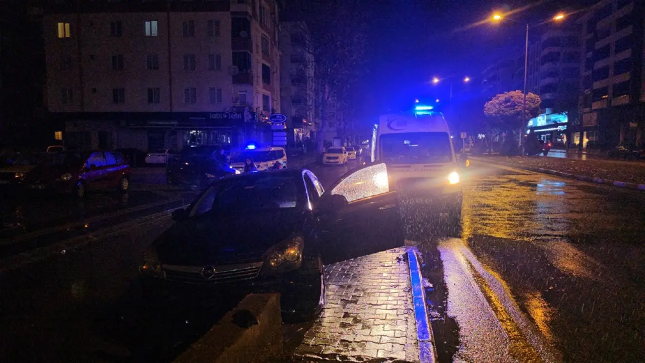 Otomobil Refüje Çarptı: 3 Yaralı 1