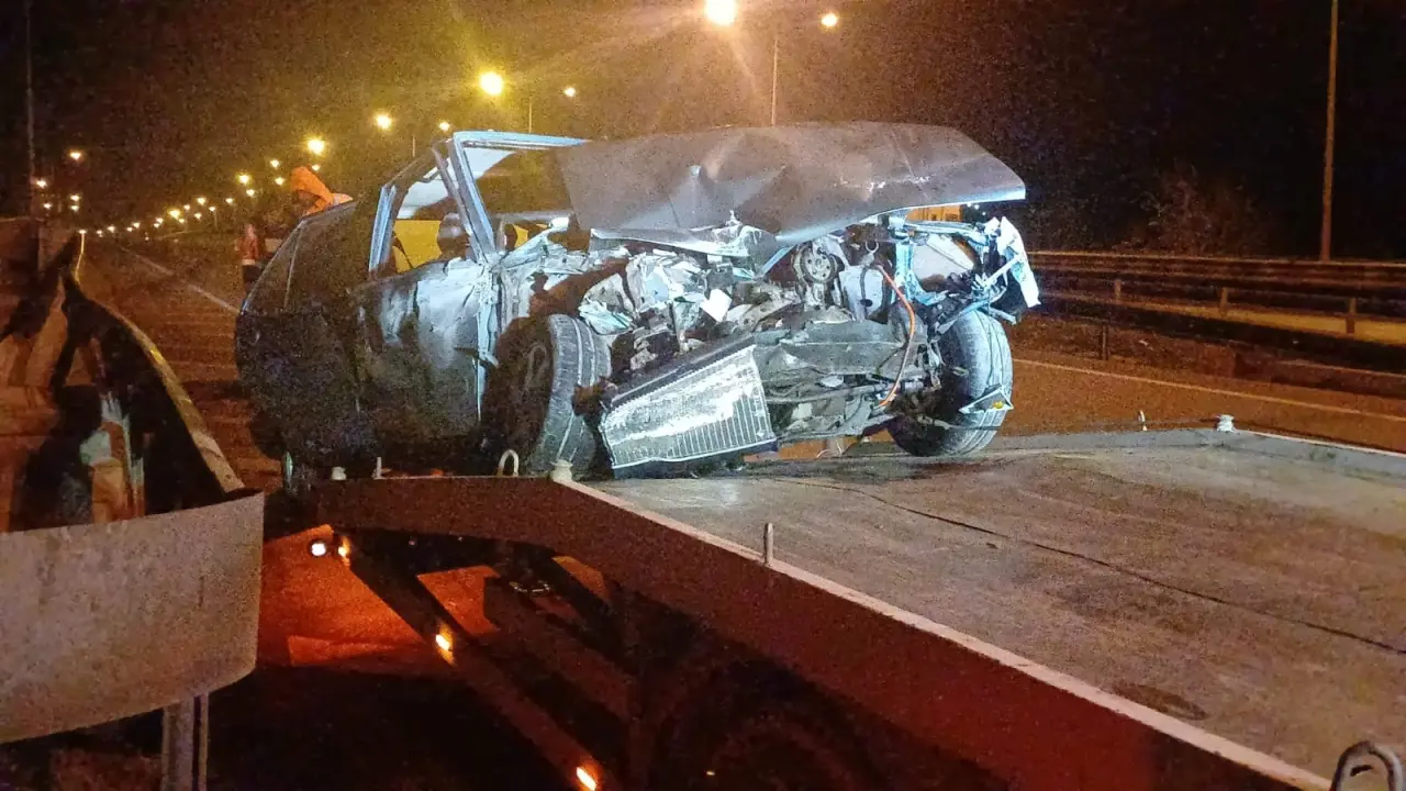 Kampüs Önünde Bariyerlere Daldı 4