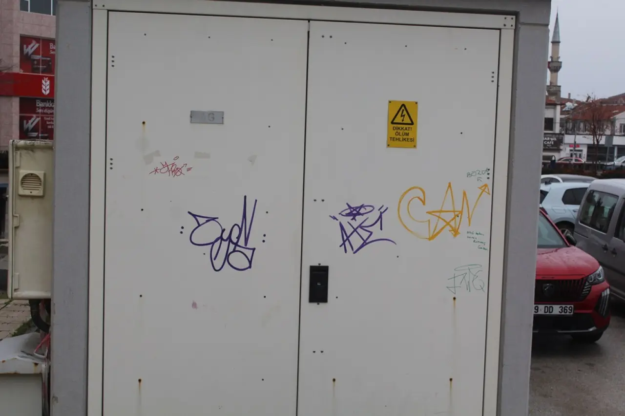 Çevreye Yapılan Grafitiler Kamu Malına Zarar Veriyor 4