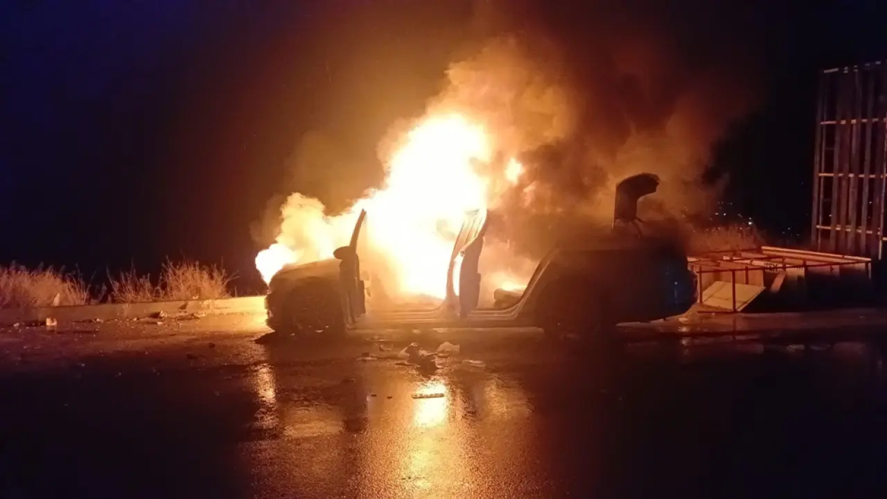 Park Halindeki Araç Alev Topuna Döndü 4