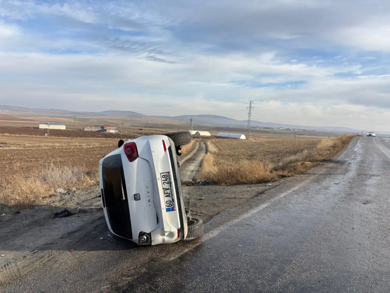 Otomobil Devrildi, 2 Kişi Yaralandı 2