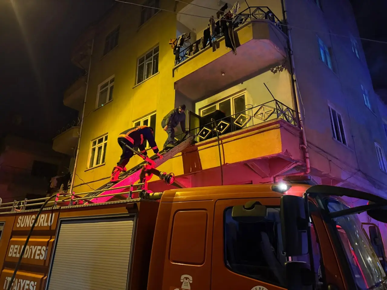 Apartmanda Korkutan Yangın 8