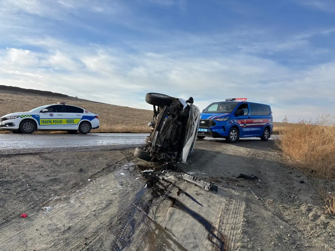 Otomobil Devrildi, 2 Kişi Yaralandı 1