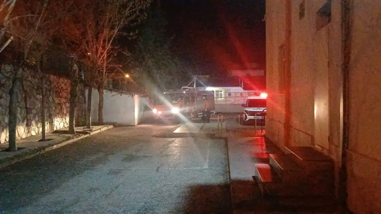 Otomobil, Okulun Bahçesine Düştü 3