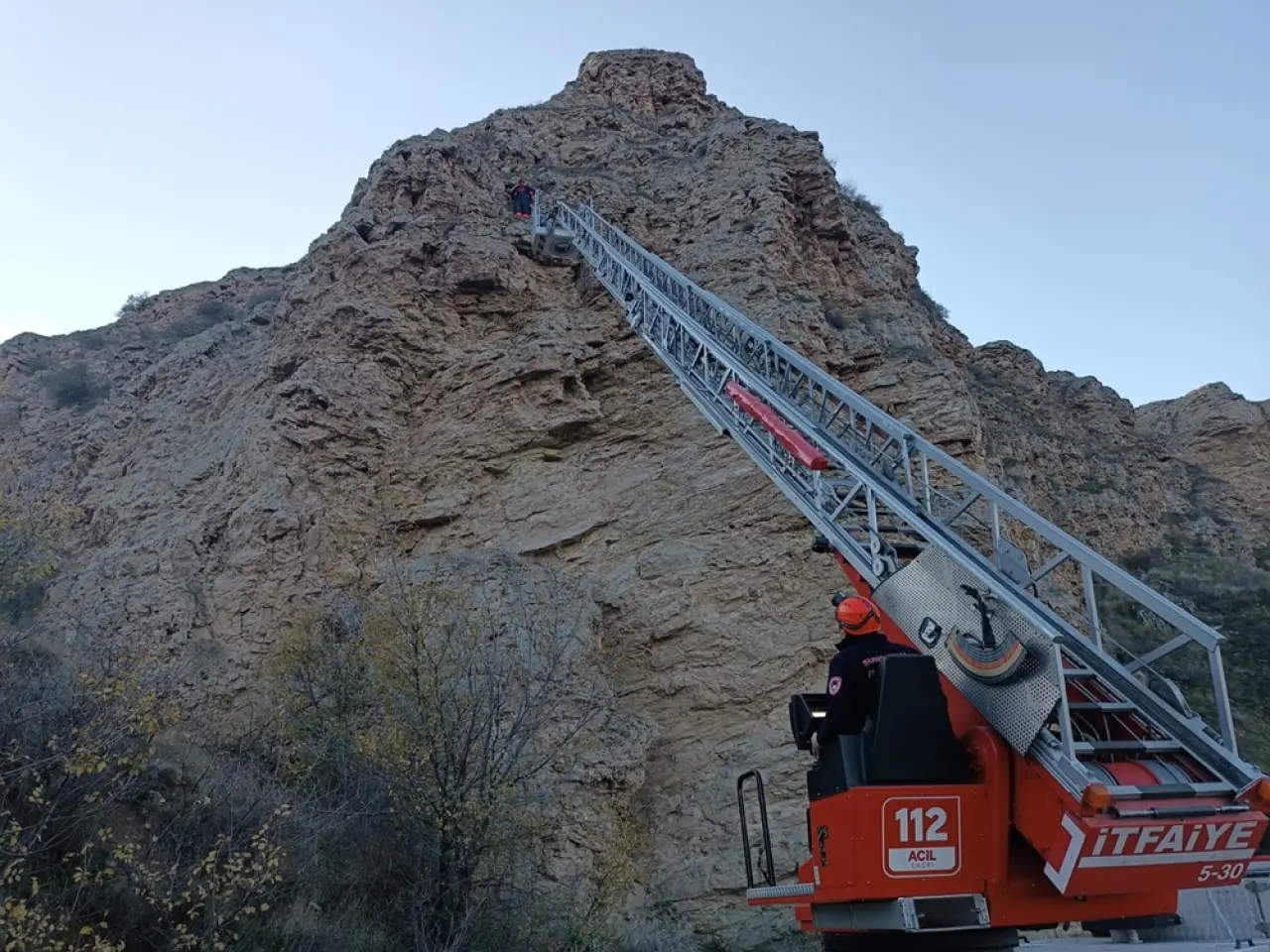 Uçurumda Mahsur Kalan Keçileri İtfaiye Kurtardı 2