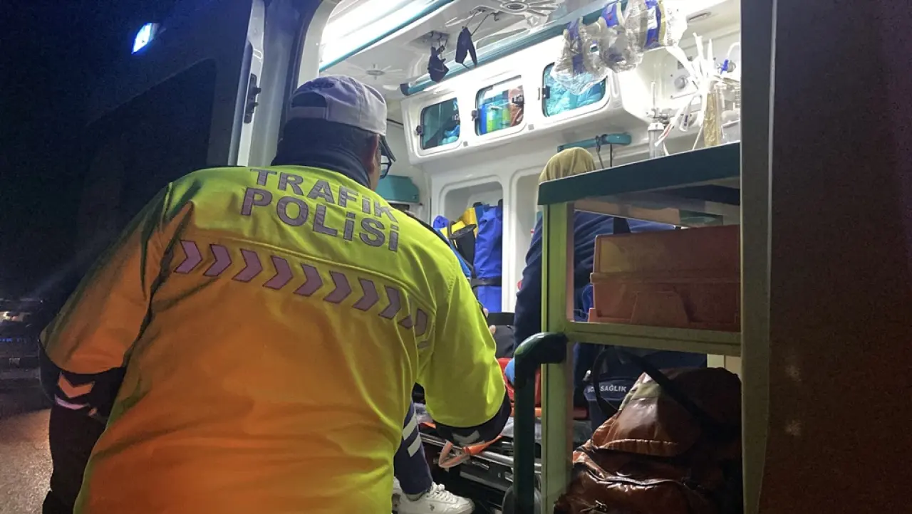 Refüje Çarpan Otomobil Yan Yattı 4