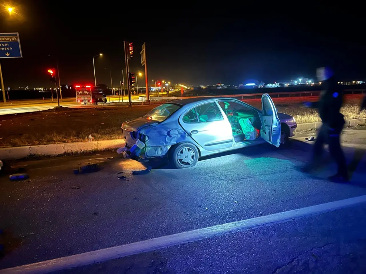 Kırmızı Işıkta Geçip Kaza Yaptı, O Anlar Kamerada 3