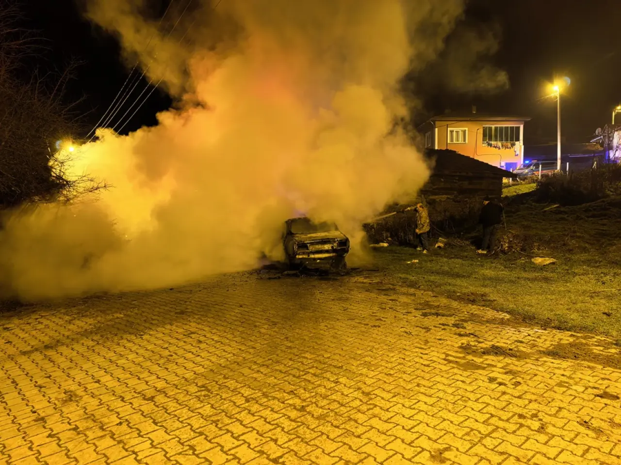 Yanan Otomobil Kullanılamaz Hale Geldi 1