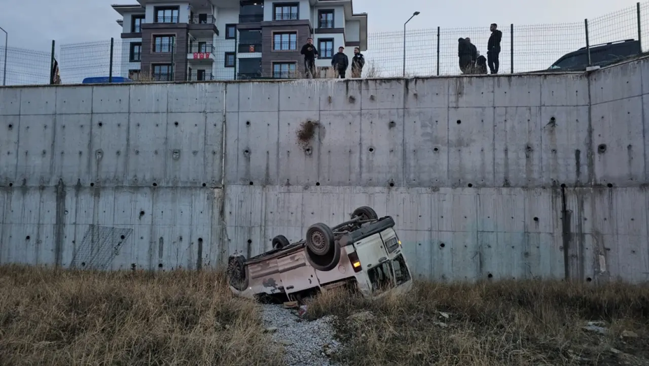 Otomobil Duvardan Uçtu: 1 Ağır Yaralı 3