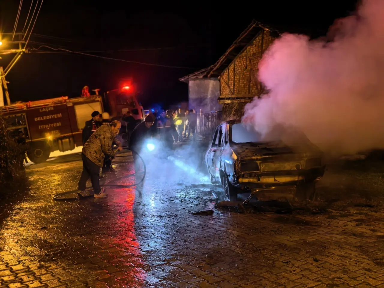 Yanan Otomobil Kullanılamaz Hale Geldi 5