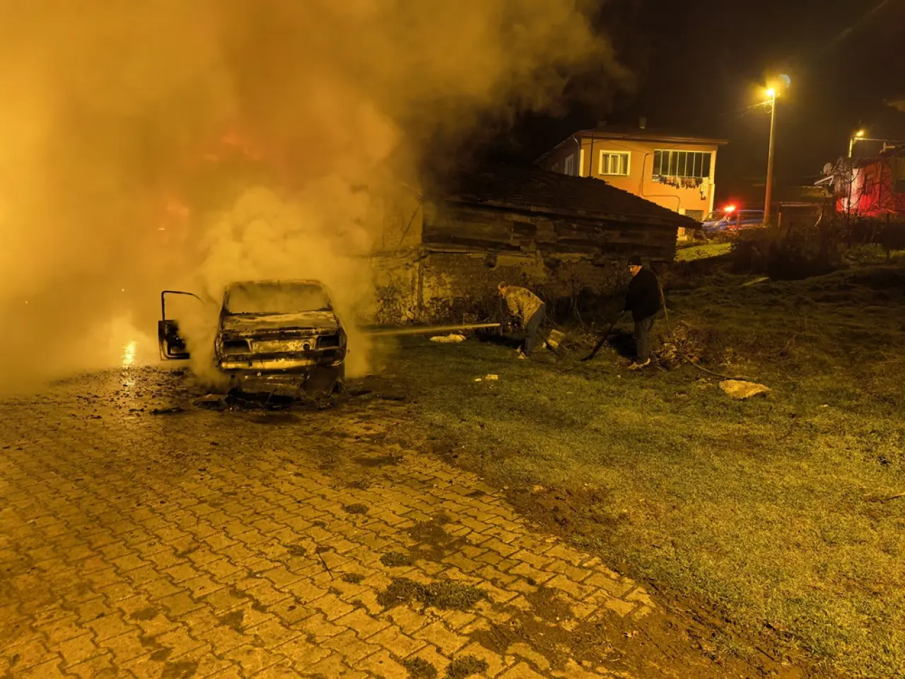 Yanan Otomobil Kullanılamaz Hale Geldi 2