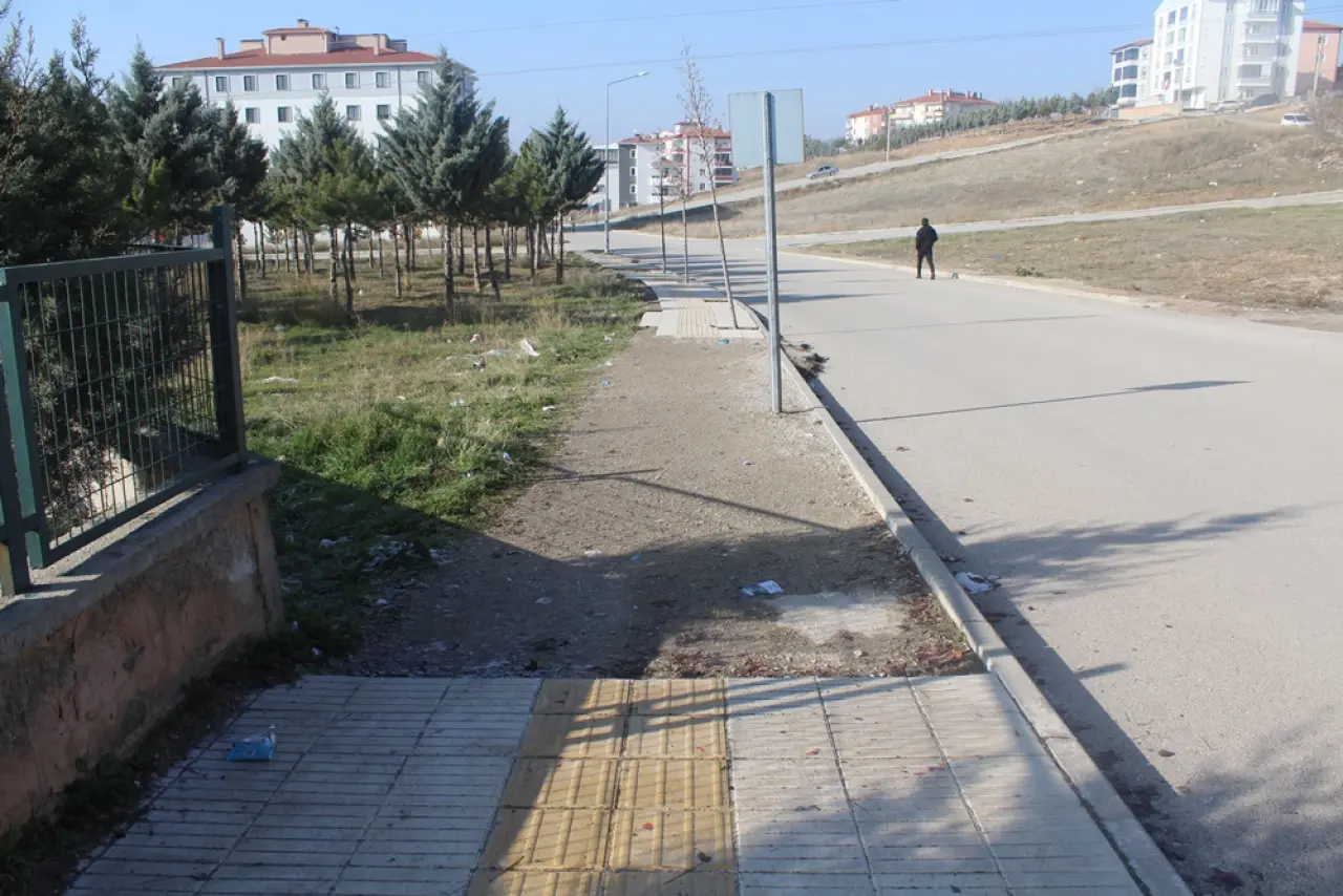 Kaldırımlar Yarım, Yayalar Mağdur 8