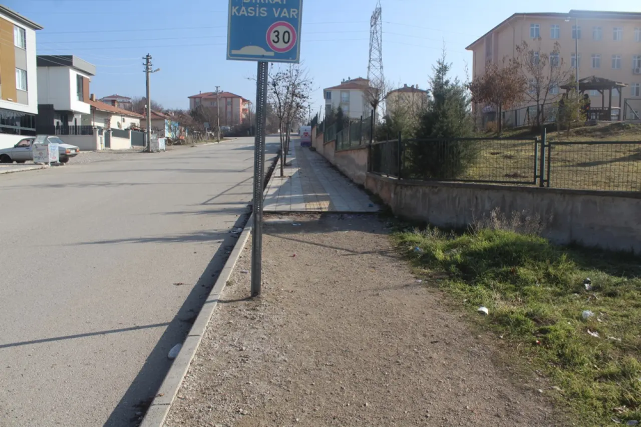 Kaldırımlar Yarım, Yayalar Mağdur 9