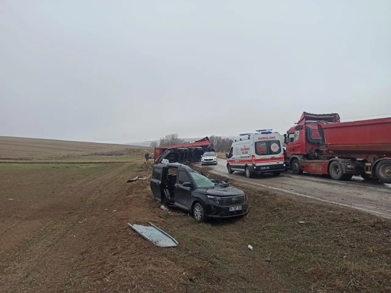 Tır Dorsesi Üzerlerine Devrildi! 1