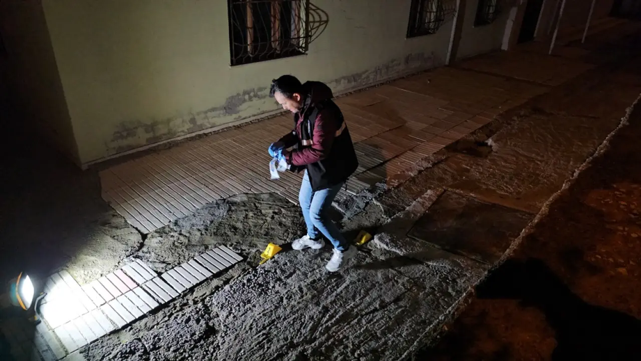 Polis, Sokakta Silahla Ateş Eden Şüphelileri Arıyor 2