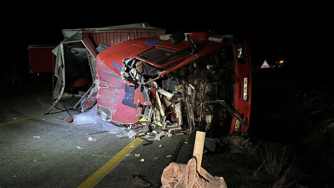 Devrilen Kamyonun Sürücüsü Yaralandı 3