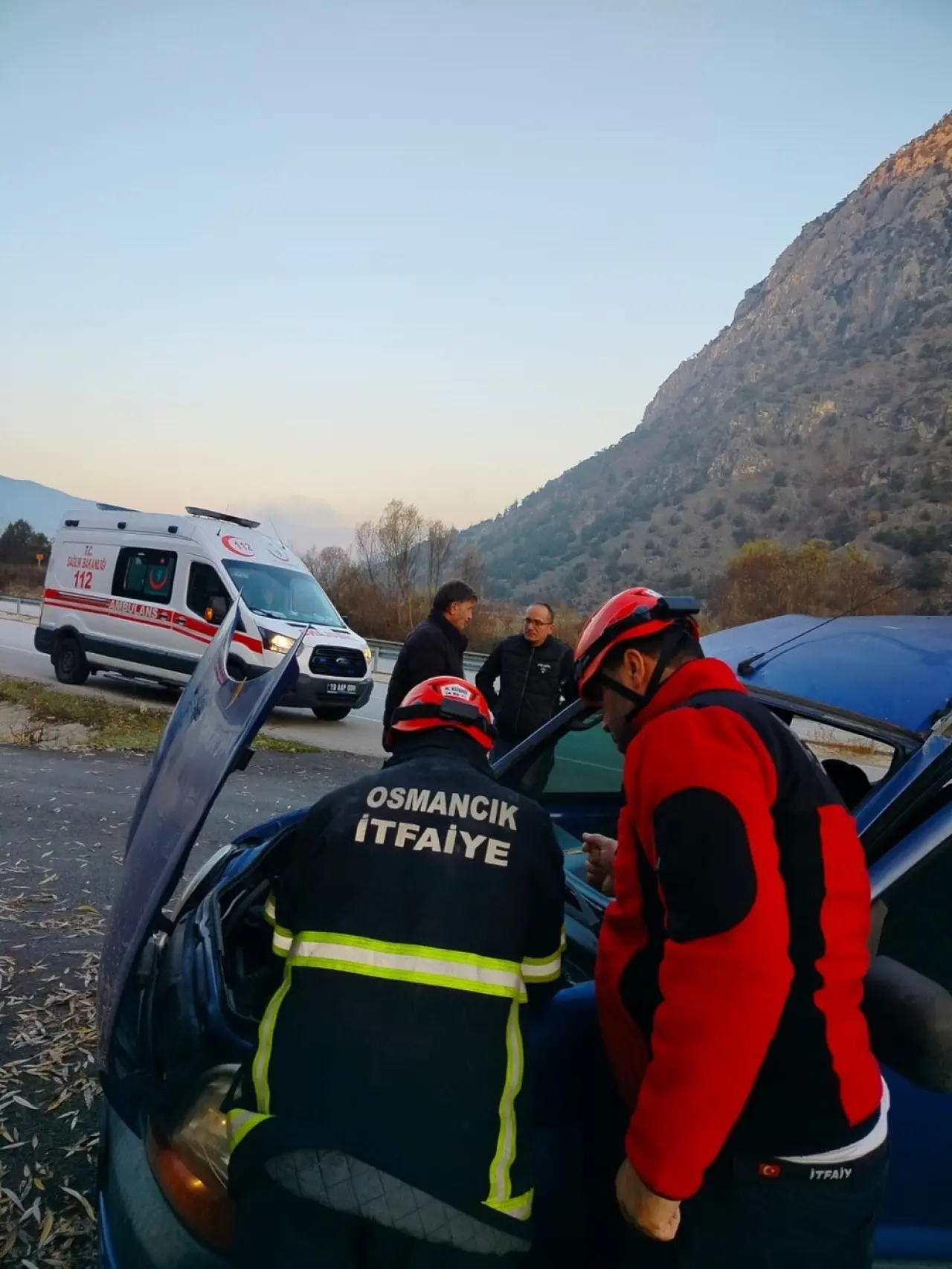 Otomobil Şarampole Devrildi: 3 Yaralı 2