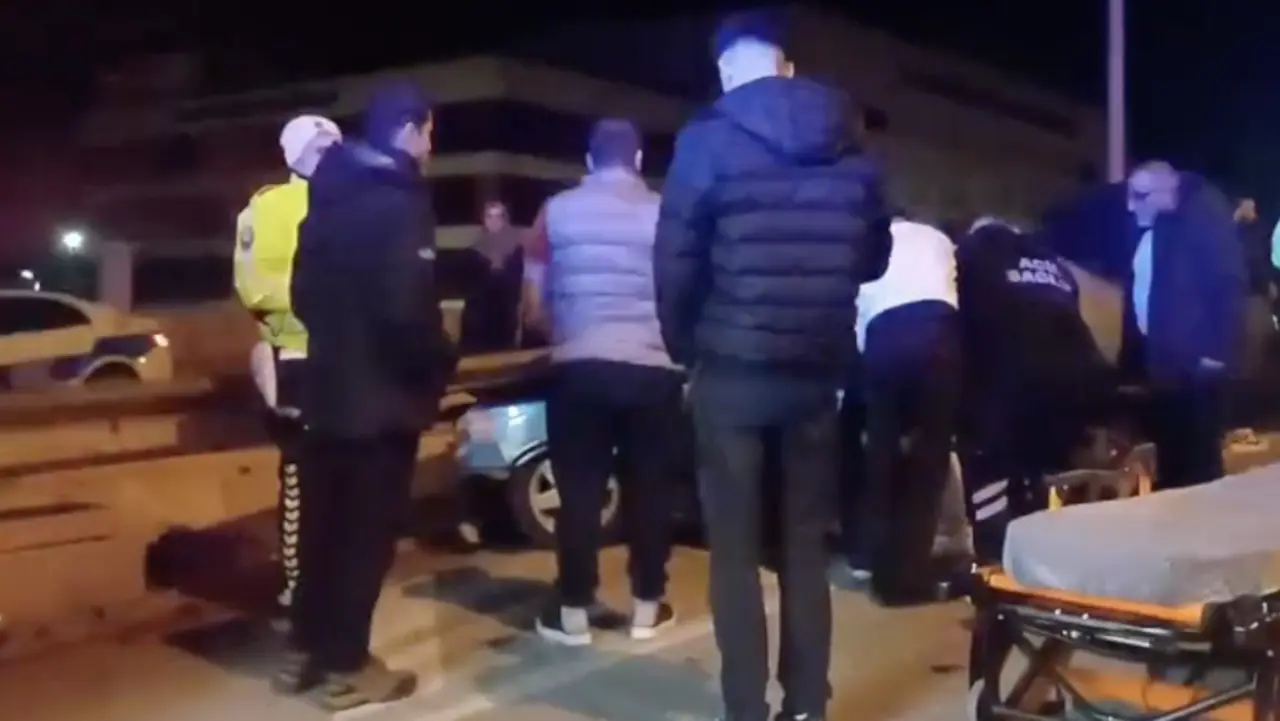 Kampüs Önünde Bariyerlere Daldı 3