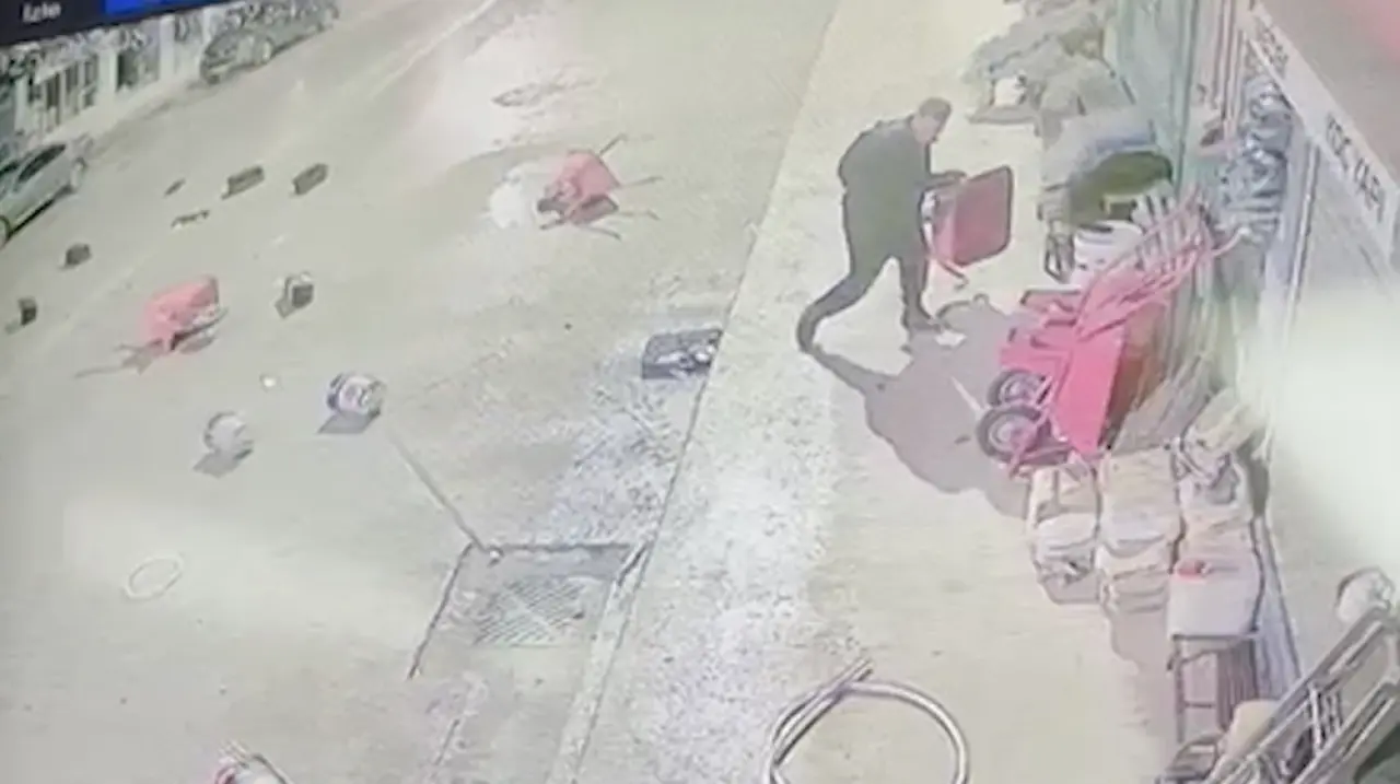 Sinirlenip Eline Ne Geçtiyse Fırlattı, İşte O Anlar! 2