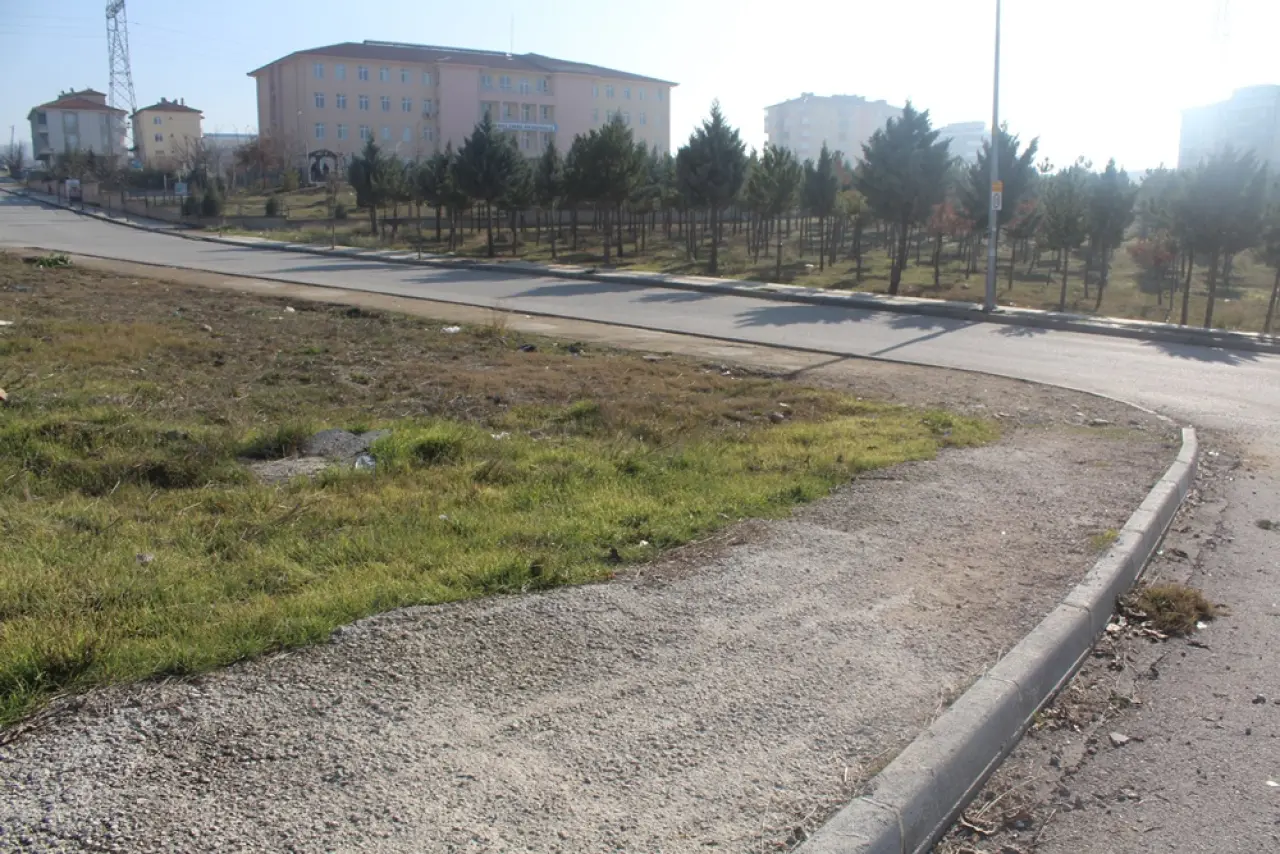 Kaldırımlar Yarım, Yayalar Mağdur 7