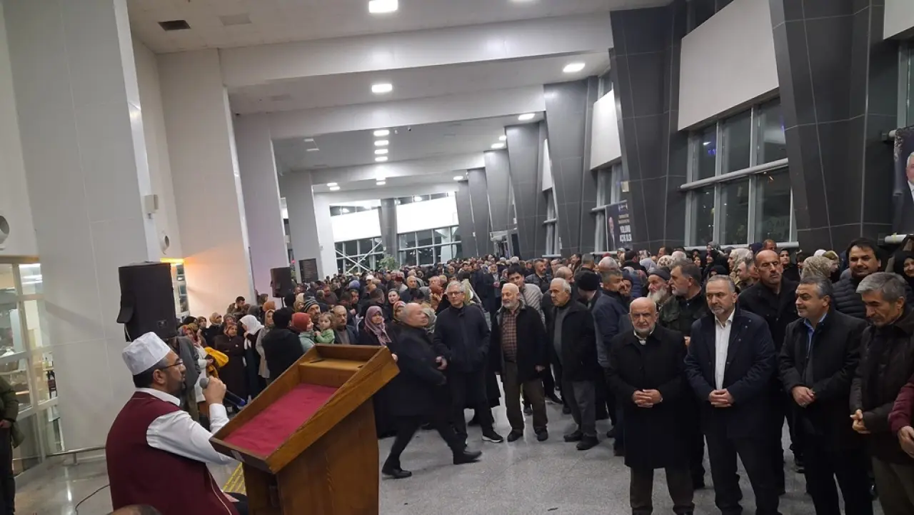 337 Umre Yolcusu Duayla Uğurlandı 3