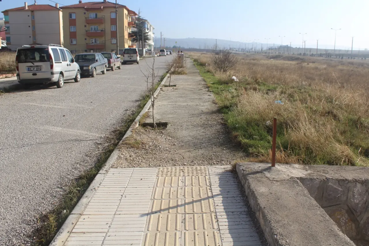 Kaldırımlar Yarım, Yayalar Mağdur 8